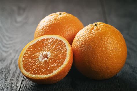 Arance fresche su un tavolo di legno