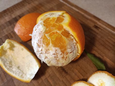 Arance tagliate a spicchi con la buccia separata