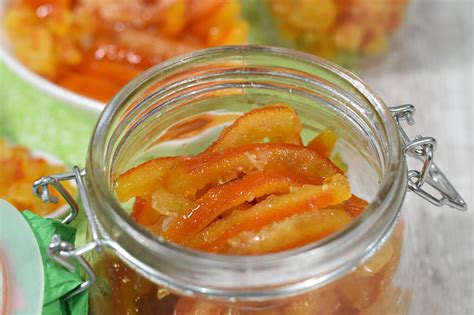 Vaso di vetro con scorze d'arancia candite e sciroppo