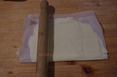 Dettaglio della sfogliatura della pasta per sfogliatella