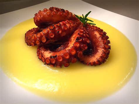 Polpo croccante su crema di patate