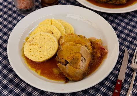 Un assortimento di piatti tipici cechi, tra cui gulasch, knedlíky e bramboráky