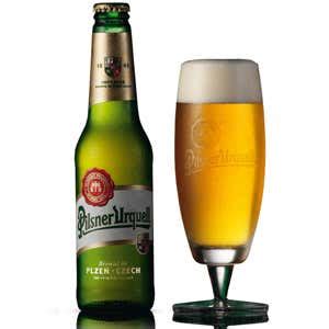 Un bicchiere di birra ceca Pilsner Urquell in un pub tradizionale