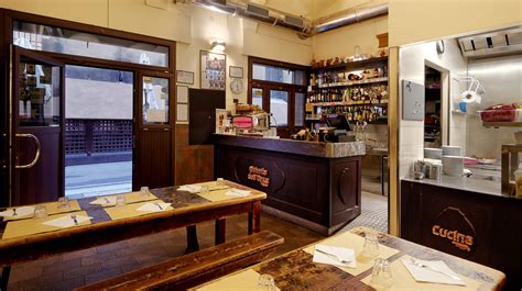 Interno di un locale tradizionale ceco con tavoli in legno e atmosfera accogliente