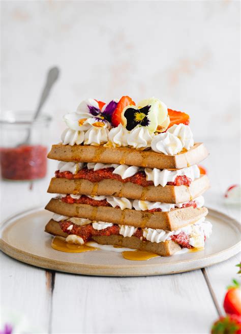 Waffles con fragole fresche, panna montata e sciroppo d'acero