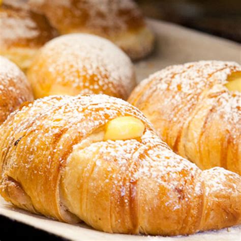 Cornetti alla crema con diverse farciture