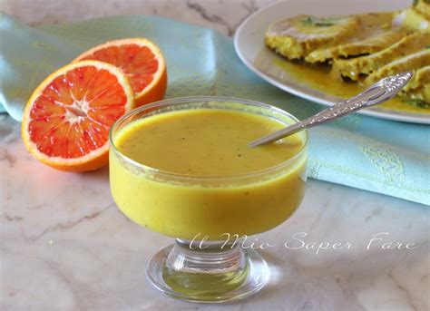 Arance fresche e ingredienti per la salsa all'arancia