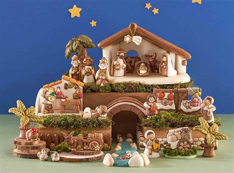 Una panoramica di diverse collezioni di presepi Thun nel corso degli anni