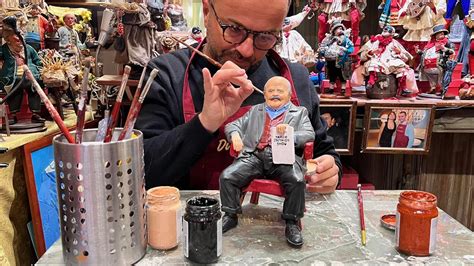 Dettaglio di una mano di ceramica di una statuina Thun, che mostra la finitura liscia