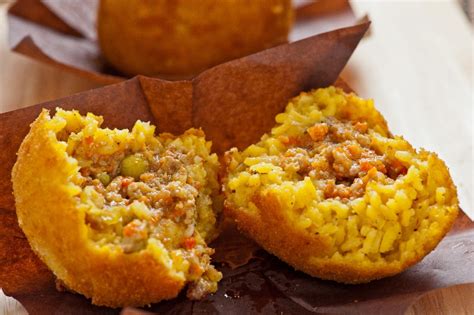 Confronto visivo tra arancino a forma di palla e arancino a forma di cono