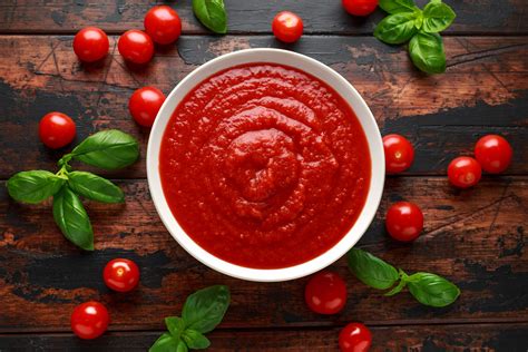 Immagine di pomodorini freschi e passata di pomodoro di alta qualità