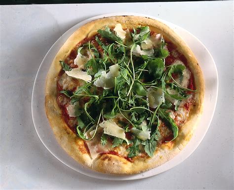 Pizza rucola e parmigiano appena sfornata