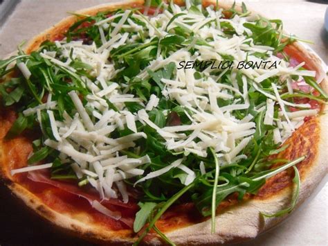 Scaglie di parmigiano su pizza
