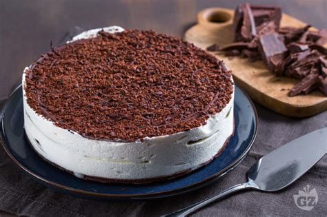 Decorazione di una torta semifreddo con sac à poche