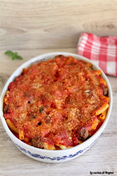 Pirofila di pasta al forno pronta per essere infornata