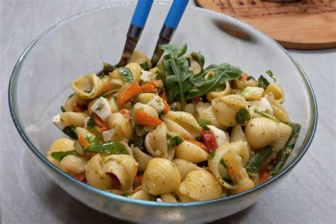 Insalata di pasta fredda colorata