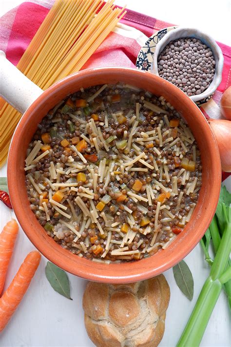 Ingredienti freschi per pasta e lenticchie