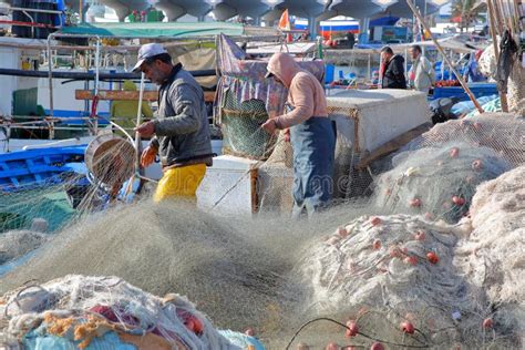 Pescatori che lavorano con le reti in riva al mare