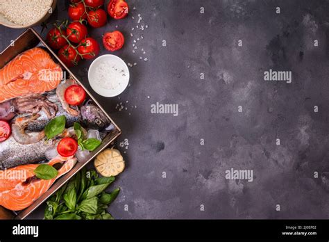 Un assortimento di frutti di mare freschi su un letto di ghiaccio