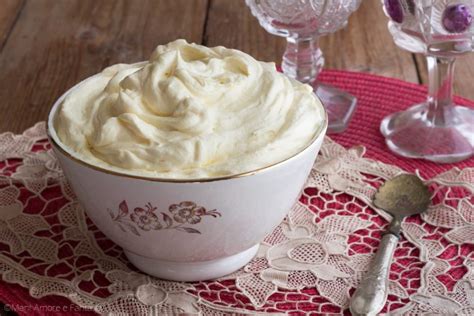ciotola con crema di mascarpone e panna