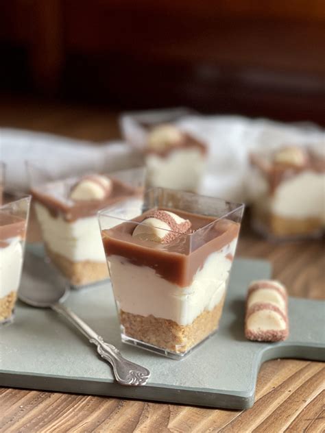 ingredienti per cheesecake al cucchiaio disposti su un tavolo