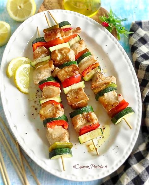 Composizione di spiedini di pollo con zucchine e funghi