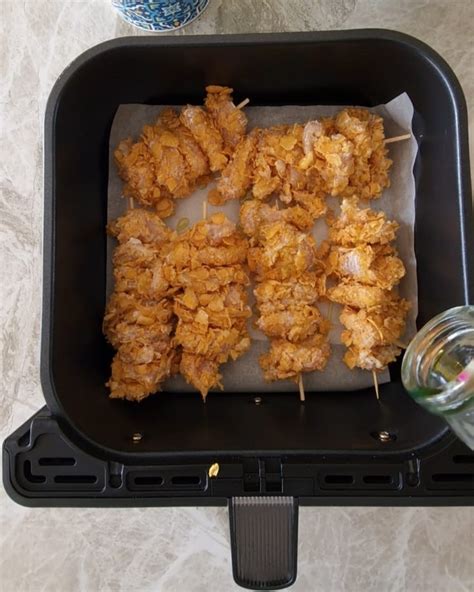 Contenitore ermetico con spiedini di pollo avanzati in frigorifero