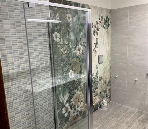 Bagno con carta da parati a tema Peter Pan, con un'area protetta dagli schizzi