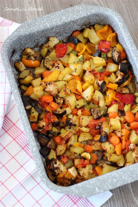 Teglia con un mix di patate e verdure miste al forno