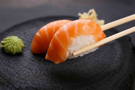 Nigiri di salmone con ikura
