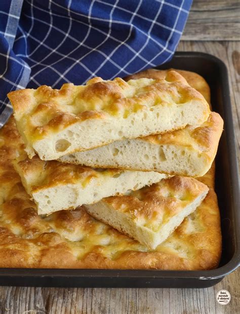 teglia di focaccia genovese con buchi e salamoia