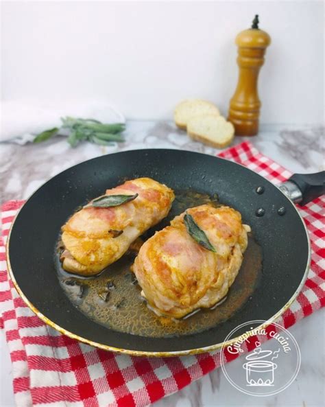 Teglia di petto di pollo farcito pronto per essere servito