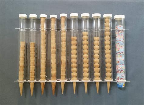 Una selezione di gelati artigianali in diverse coppette e coni