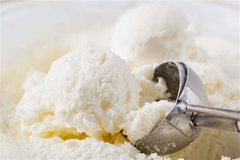 Una confezione di gelato industriale aperta, con il gelato visibilmente soffice