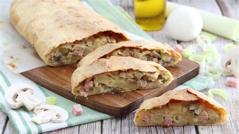 Strudel salato pronto per essere infornato