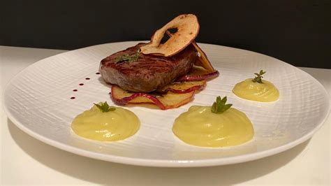 Piatto finito di coda di manzo a bassa temperatura con mantecato di patate