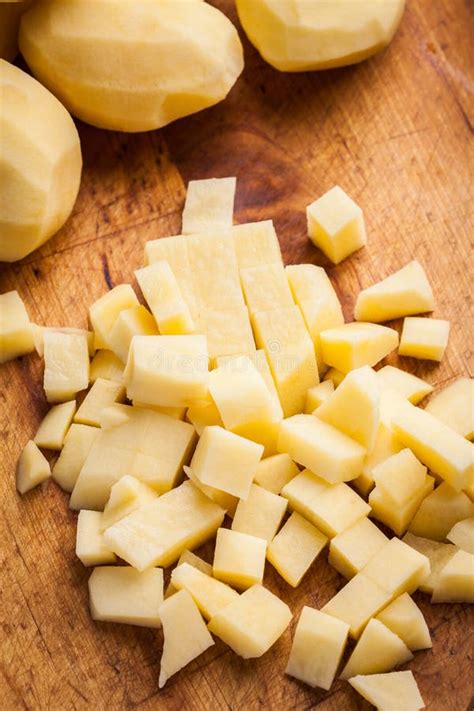 Patate tagliate a cubetti pronte per la cottura
