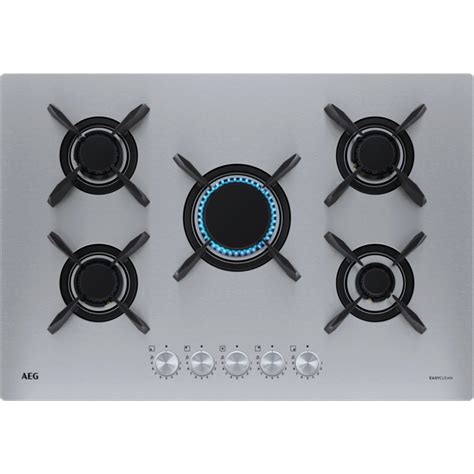 Tecnico che ripara un piano cottura AEG