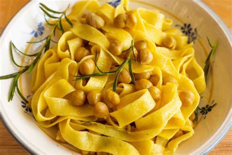 Un piatto di farecchiata condita con olio e acciughe