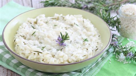 Piatto di risotto al rosmarino e brie