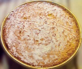 una pastiera di miglio appena sfornata e decorata