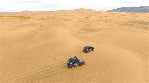 Equipaggio su una jeep nel deserto