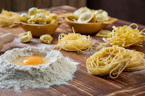 Ingredienti per la pasta fresca: farina, uova, acqua, olio, sale