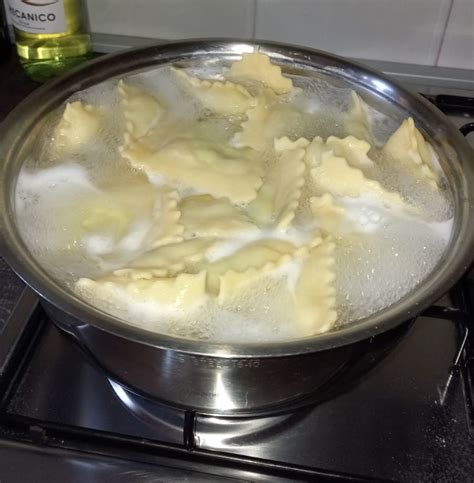 Una pentola di ravioli che cuociono in acqua bollente