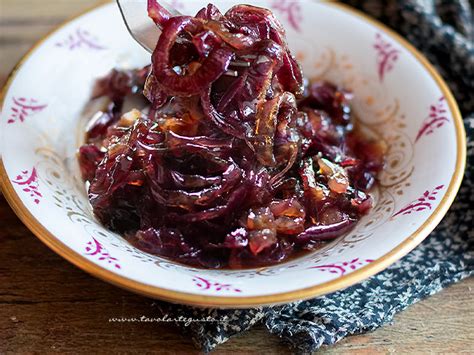 cipolle caramellate dorate in padella