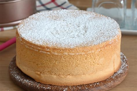 forno con pan di spagna in cottura