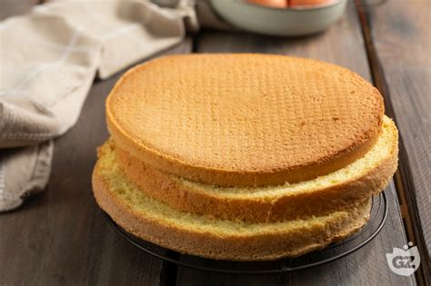 dischi di pan di spagna pronti per essere farciti