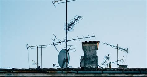 Cielo urbano coperto da tetti e antenne
