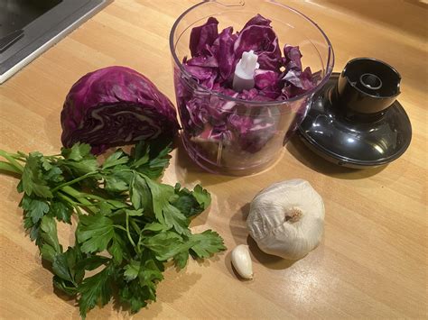 Pesto di cavolo cappuccio viola in un mixer