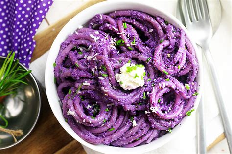 Piatto di spaghetti viola con cavolo cappuccio